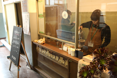 購買部を活用した「購買カフェ」や、軽食コーナーも設けられた