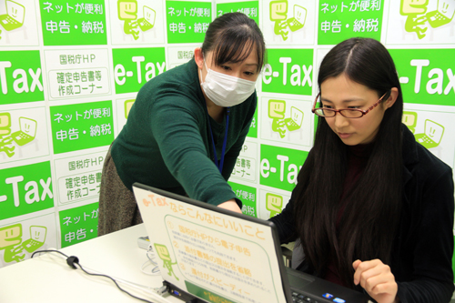 長門税務署の職員のアドバイスも受けながら入力を行う