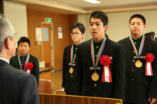 受賞者代表の村岡さんは「これからも目標に向かって努力を続けます」と述べた