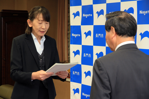 答申書の内容を読み上げる松尾会長