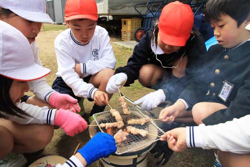 七輪を使ってやきとりを焼く体験学習