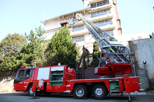 はしご車を使ってホテルの6階に取り残された宿泊客を救出