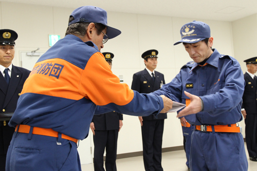 2部隊に目録が手渡される