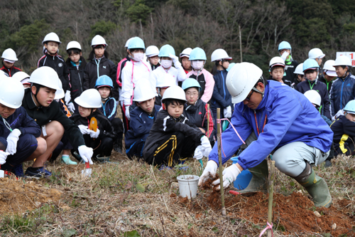 山口県長門農林事務所の職員から手順を学ぶ