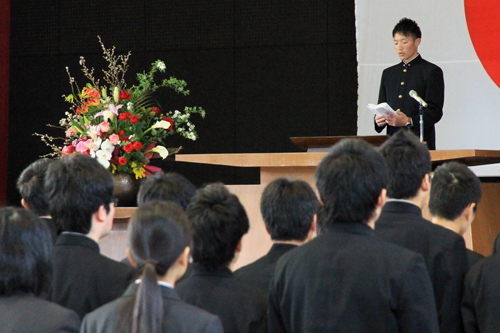 卒業生を代表して答辞を述べる宮崎光志さん