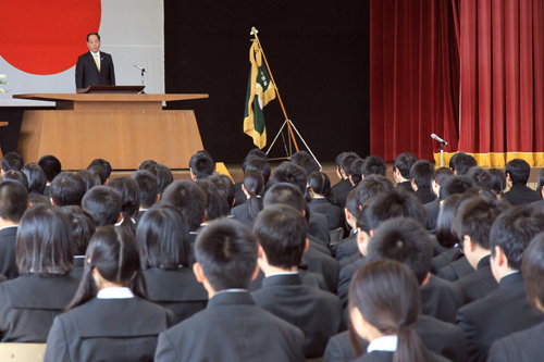 大西市長も駆けつけて卒業生に祝辞を述べた