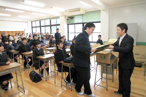 式終了後は教室に戻って和やかな雰囲気の中、卒業証書が授与された