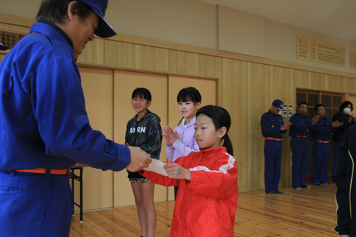 木原部隊長より表彰状を受け取る内田さん
