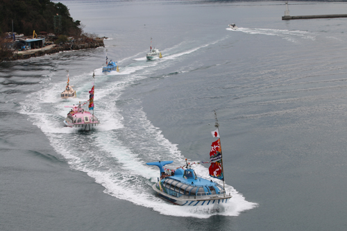 5隻の観光船による海上パレード