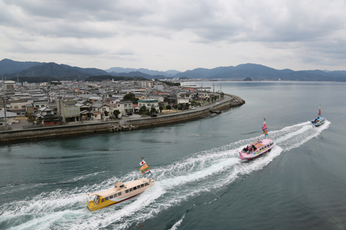 一列に並び、仙崎湾から深川湾へと進んでいく