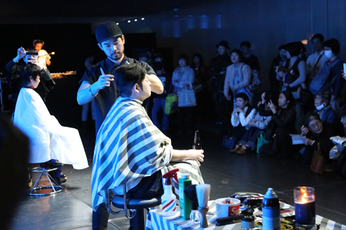 ヘアデザイナーとDJによるパフォーマンス「hair cut exhibition」