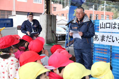 「大きく育つよう願いを込めて放流してください」と恵美奈会長があいさつ