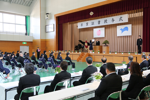 菱海中学校では、男子12人、女子20人の合計32人が卒業の日を迎えた