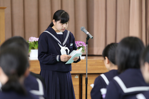 「不安だった学校生活が、先輩方のおかげで大好きなものに変わった」と林彩音さんが送辞を述べる