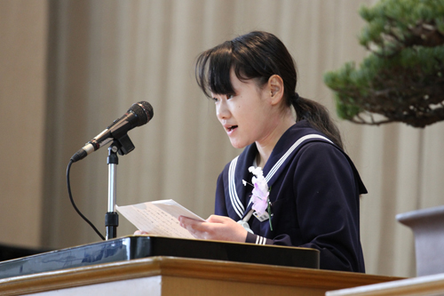 「違う道に進んでも、この場所でつくりあげた絆は消えません」と答辞を述べた吉村優里奈さん