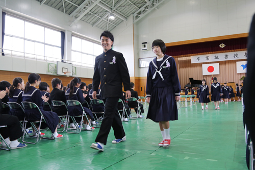 在校生や保護者の拍手に包まれながら、学び舎を後にした