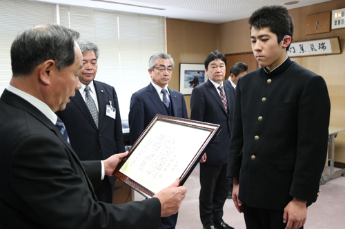 村岡さんは全国障害者スポーツ大会の水泳競技（50m背泳ぎ）で第1位の記録を残した