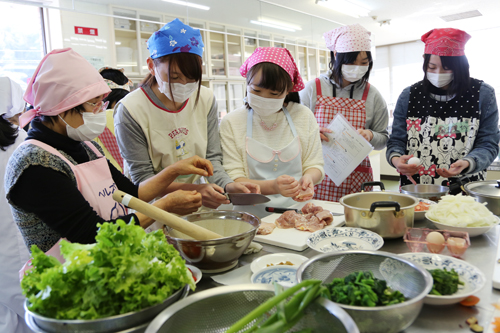 春から新生活を始める高校3年生が実習を通して調理のコツを学ぶ