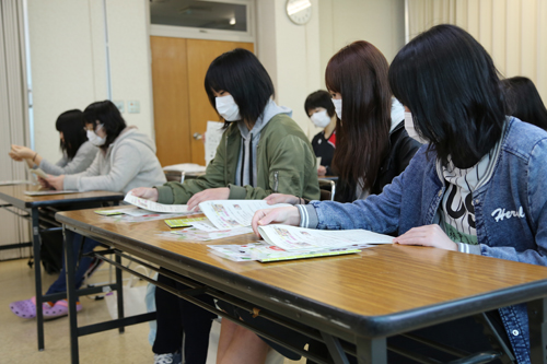 栄養素の基礎知識や、外食・弁当の選び方などについての講話を聴く参加者