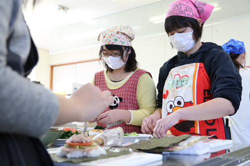 のりでごはんと具材を包む「おにぎらず」は、朝食や弁当にもおすすめ