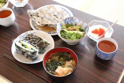 「おにぎらず」「鶏肉と野菜のホイル焼き」「ちしゃなます」「まごわやさしいのみそ汁」「マシュマロムース」の5品が完成