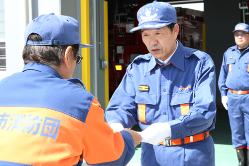 部隊長に目録が手渡される