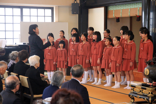 この日の午前中にはみすゞ墓前祭が遍照寺で開催され、みすゞ少年少女合唱団が歌を披露