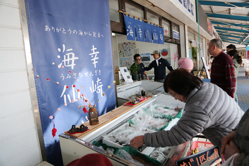 「海幸仙崎」では、鮮魚だけでなくアカモクの加工品や惣菜なども注目を集めた
