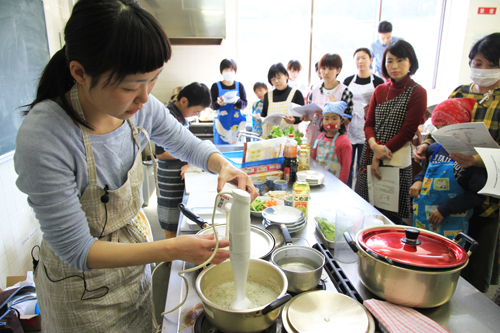 講師を務めたのは宇部市で料理教室を運営する「おはなきっちん」の藤島さん