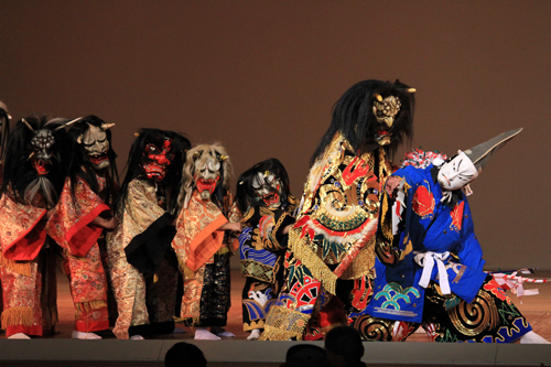 コミカルな動きも取り入れられた岩国市の「山代白羽神楽保存会」の神楽