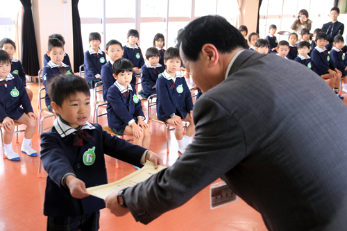 井上忠長門郵便局長から表彰状を授与される青村さん