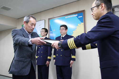 漁船「百愛丸」の船長、平野仁志さんに感謝状が手渡される