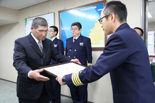 続いて、乗組員の岡村貞夫さんに感謝状が手渡される