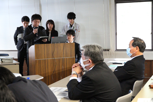 大西市長・磯部副市長の前で研修の成果を報告