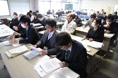 入庁3年目までの職員や関係部署の職員など約40人が参加