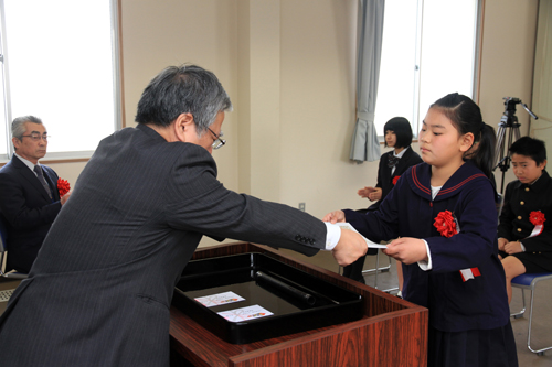 長門市子ども会育成連絡協議会の村田会長から表彰状が授与された