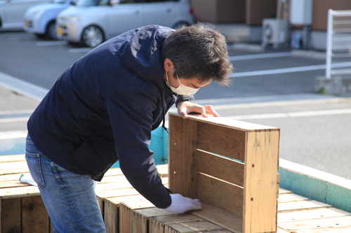 やすり掛けを行い、塗装しやすい状態にする