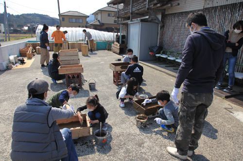 親子連れなど約20人が参加した