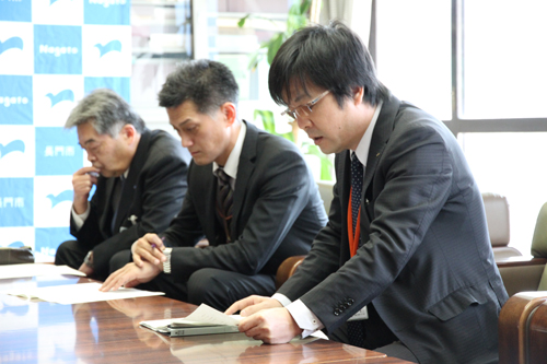 平成28年度の成果を報告した國弘さん（右）と植村さん（中央）