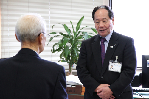 お祝いの言葉を贈る大西市長