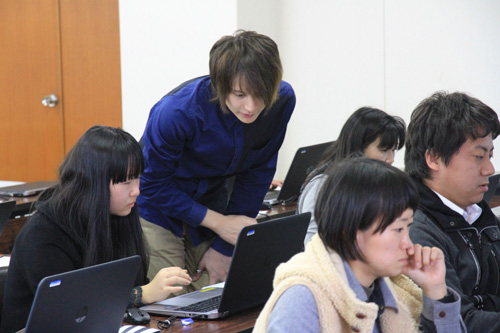 参加者は個別の指導を受けながら理解を深めていった