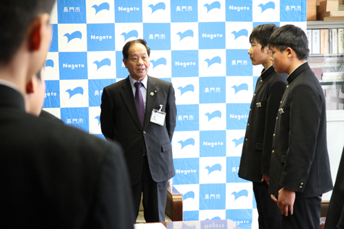 選手を激励する大西市長