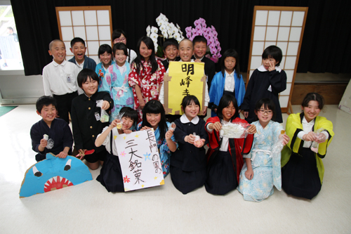 明倫小学校の児童が、長門の三大銘菓の1つ「明峰寺あめ」の復活に挑戦