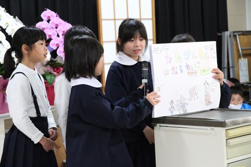 山口県の昔話を紙芝居で披露