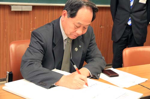 山陰道・山陰新幹線早期実現に向けた署名を行う大西市長