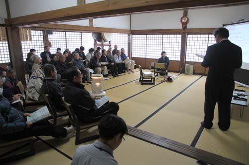 大寧寺で開催された住民説明会には約50人が参加