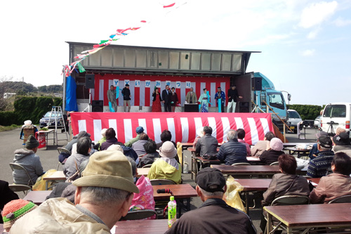 ステージでは住民らが自慢の歌声を披露