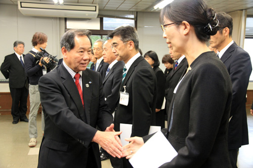 退職者一人ひとりと労いの握手