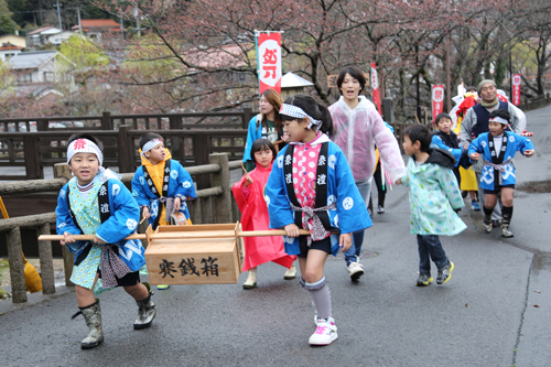 温泉街を練り歩く湯本区子ども会の「子どもみこし」