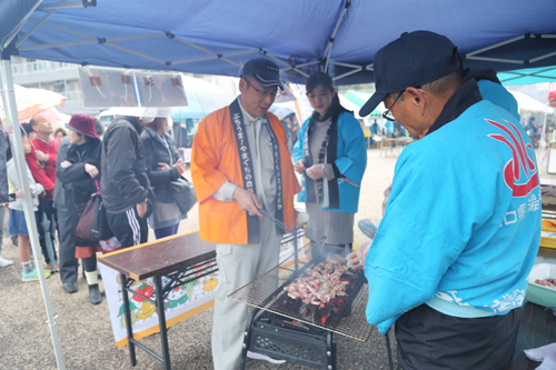 「長州黒かしわ」の無料試食会には行列ができた